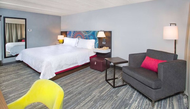 Minutes from History: 2 Relaxing Units w/Free Breakfast Near Downtown Annapolis