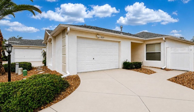 Minutes from Lake Sumter Landing Fenced Villa