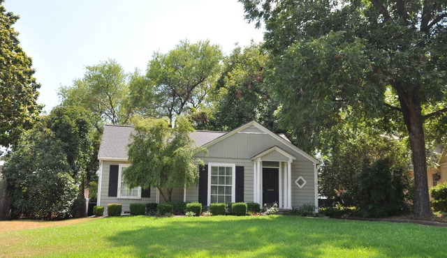 Minutes from Magnolia & Baylor, enjoy the Little Cottage on famous Austin Avenue