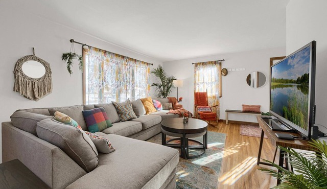 Minutes From Mall Of America and Airport -Single family quiet non through street