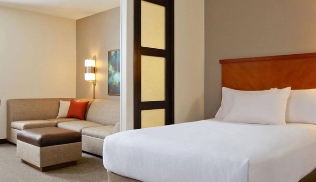 Minutes from McKinney Falls State Park! Outdoor Pool, Pet-Friendly, FREE Parking