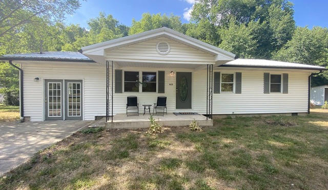 Minutes from Mt trails & River - 3 Bedroom House - Sleeps 7