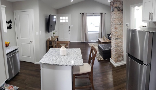 Minutes From Niagara Falls, Shopping and Attractions!