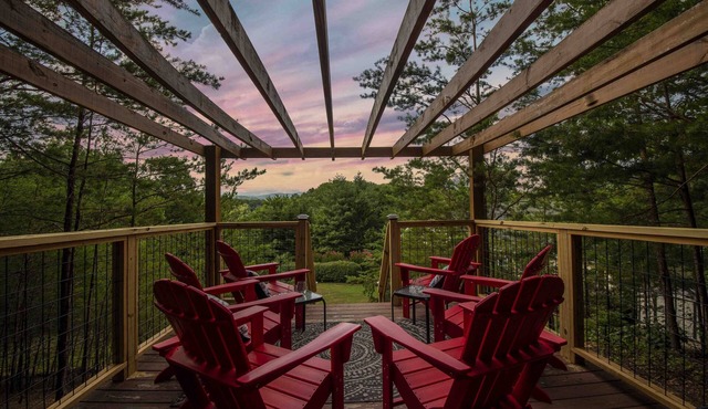 Minutes from Parkway, huge yard, spacious 4/3, pets welcome