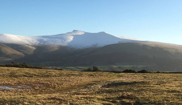 Minutes from Pen y fan and Storey Arms , Brecon Beacons , hot tub , steam room .