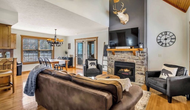 Minutes from SDC! Fireplace! Scenic Wooded Views! Lake!