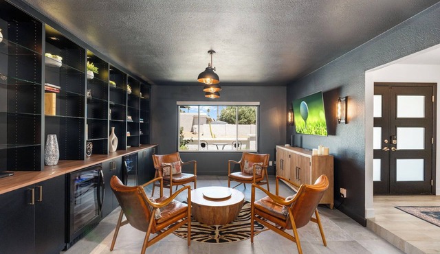 Minutes from Shopping, Dining & Golf + Hot Tub
