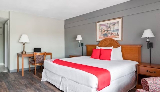 Minutes from Silver Springs River Accommodation | Free Parking | Outdoor Pool