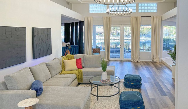 Minutes from Strip, Lakeview with "Beach" access, Canoe and Clubhouse