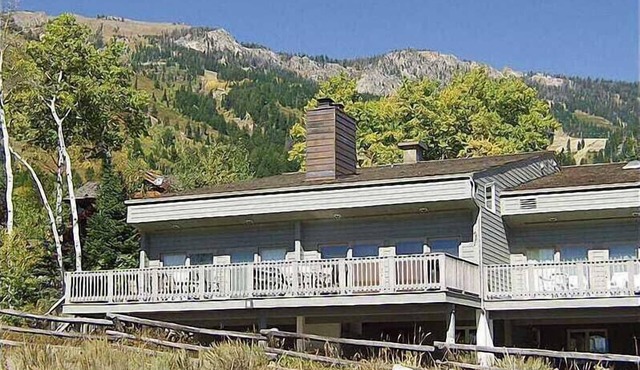 Minutes from Teton Village & Shops - Outdoor Pool - Private Sauna, Flexible Bedding