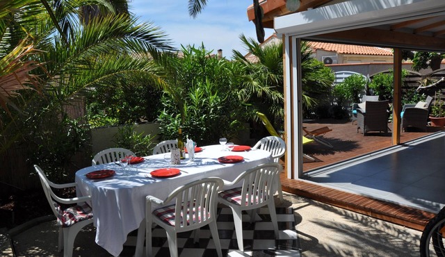 Minutes from the beach, pool inside the residence, shopping facilities nearby