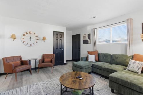 Minutes from the Beach! Navy Base and fishing pier!