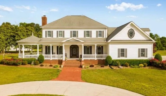 Minutes from the Ocoee River! Farmhouse that sleeps 18! 3 King Suites!