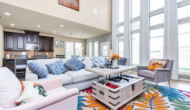 MINUTES FROM THE PREMIUM OUTLETS* LARGE 5 BEDROOMS