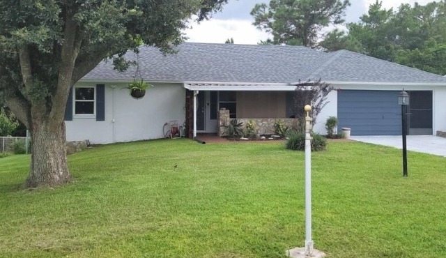 Minutes from the water Sweet Vacation Home Sleeps 6 close to Shops & Restaurants