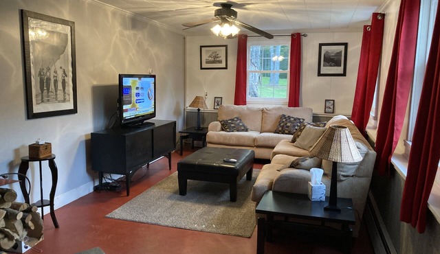 Minutes from the heart of Ellicottville! Beautiful 4 bedroom, sleeps 10.