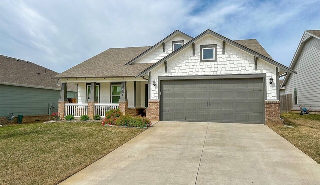 Minutes from Tulsa! Come relax with the family in this pet friendly home