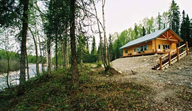 MINUTES OFF PARKS HWY/RIVERFRONT ON 27 ACRES/WILLOW CREEK INN