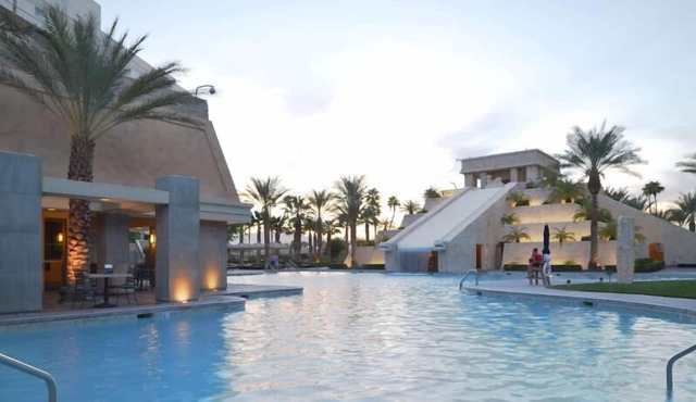 Minutes to Airport|Las Vegas Attractions Nearby|Pool and Parking