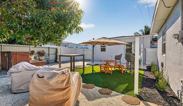 Minutes to Beach Dog Friendly BBQ Patio