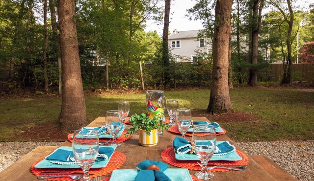 Minutes to Beach, Expansive backyard!