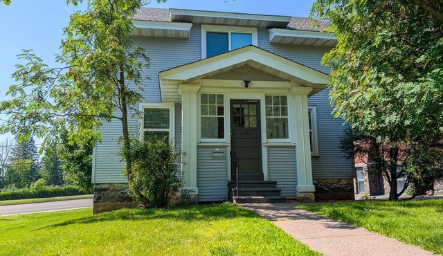 Minutes to Brighton Beach, Mayfair Home