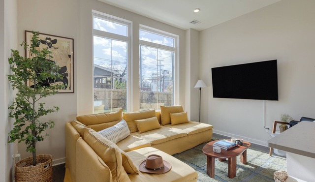 Minutes to Broadway | Chic Newly Built 4BDR w/Balcony | 98 Degrees by AvantStay