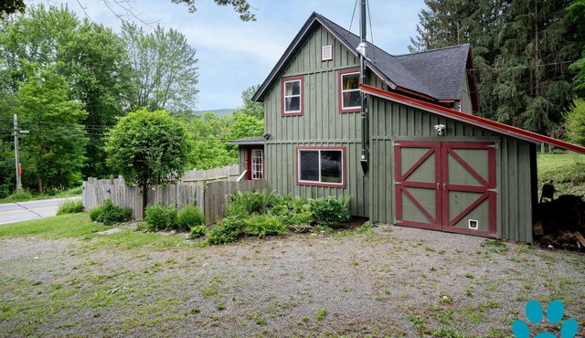 Minutes to Canandaigua Lake Boat Launch, Fireplace, Large Yard, Hiking