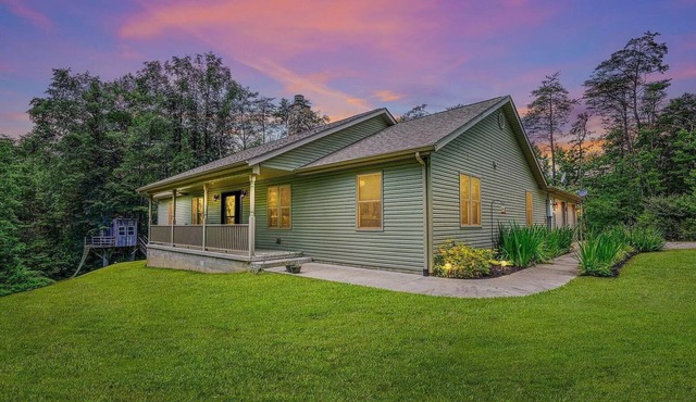 Minutes to Caves! Private Woods! Game Room & Media Room! Great for Get-togethers