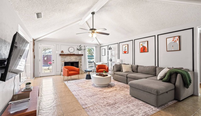 Minutes to Convention center, family retreat, Pet-Friendly! King bed