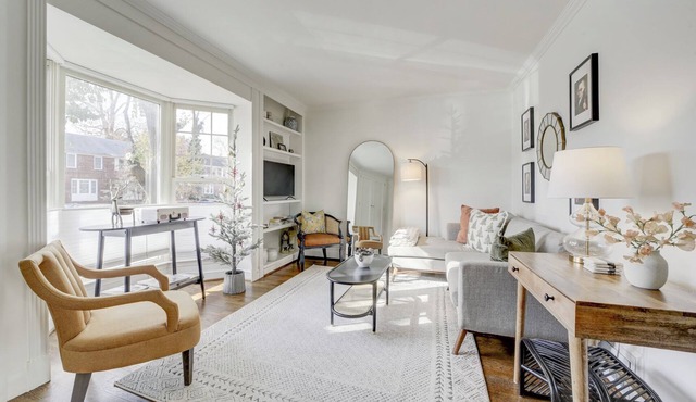Minutes to DC! Stylish Home with King Bed, Secure Parking & Fire pit!