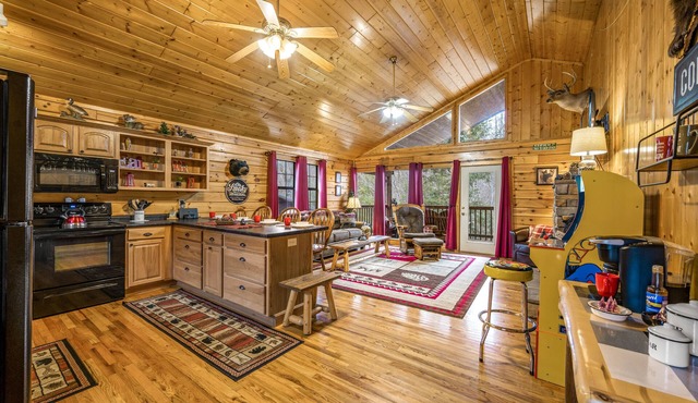 Minutes to Dollywood/Attraction-Spacious log Cabin-Resort Pool-Hot Tub-Cozy!