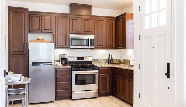 *Minutes to Down Town Napa* Modern Guest House