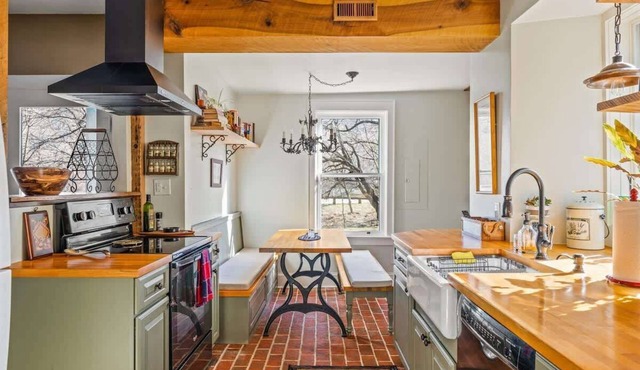 Minutes to Downtown Harpers Ferry, Hot Tub