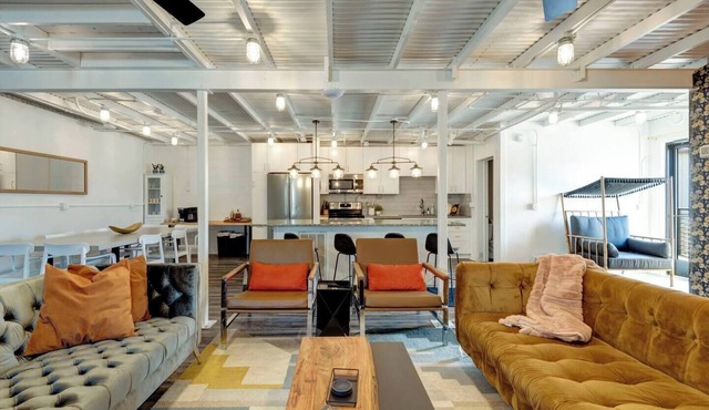 Minutes to Downtown, Peaceful and Private at Night