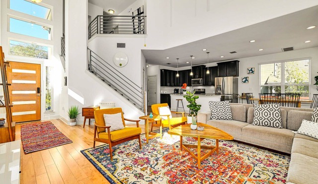 Minutes to Downtown + Rainey St, Private Yard - Maxwell Manor - GuestSpaces