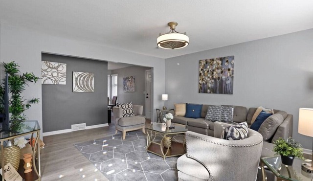 Minutes to Downtown Saint Charles, Cozy/Chic Home