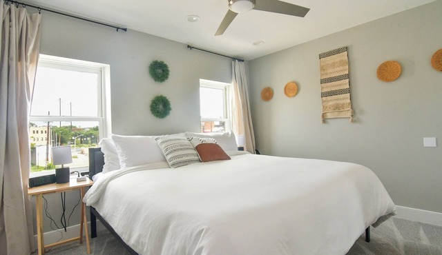 Minutes to Downtown & Waterfronts with rooftop deck!