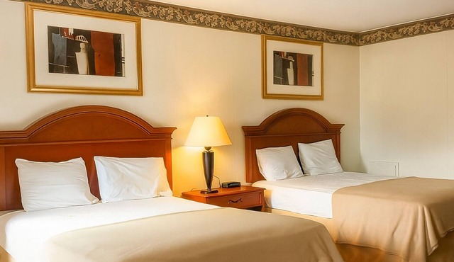 Minutes to Hershey Theatre and Founders Hall! Swimming Pool, FREE Parking Onsite