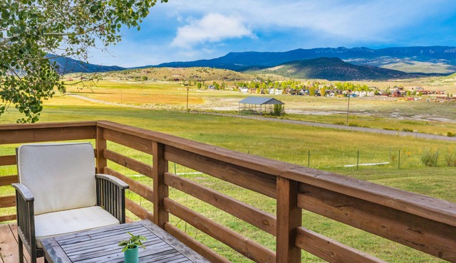 Minutes to Hot Springs | Hot Tub | Stunning Mountain Views
