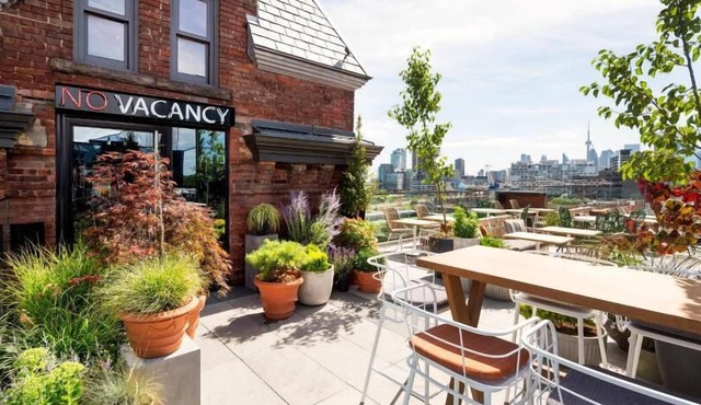 Minutes to Iconic Attractions! CN Tower, Hockey Hall of Fame and The Opera House