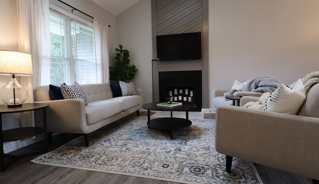 Minutes to Keeneland/Airport/UK & more!