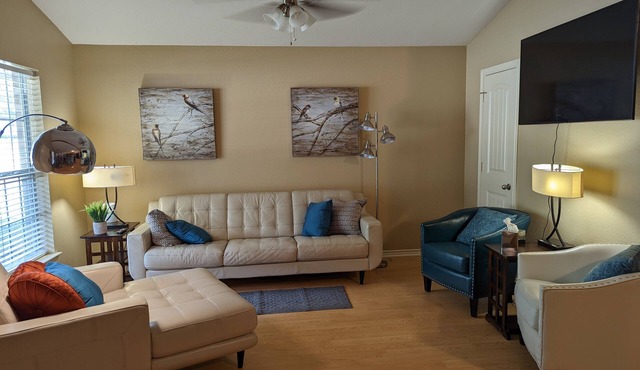 Minutes to Lake Palestine or Pine Dunes Golf Course sleeps 6 & allows pets