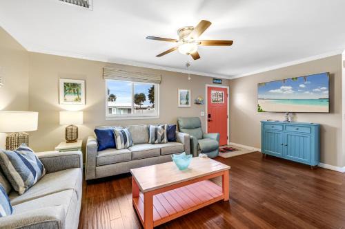 Minutes to Manasota Beach 2 King Beds Fenced yard Pets Welcome