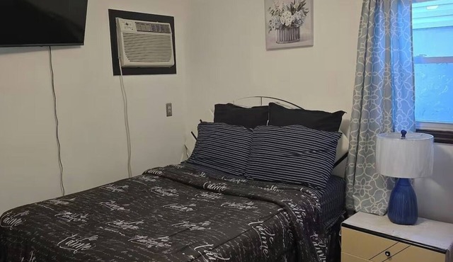 Minutes to Manhattan Queen Bed + Workspace