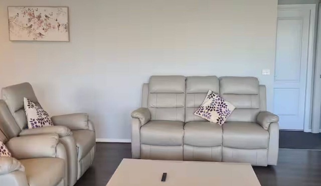 Minutes to Mount Panorama Motor racing circuit