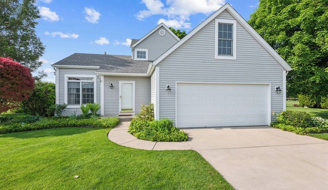 Minutes to ND-Sleeps 10+, Family+Pet-Friendly, Early Check-In, Big Yard & Clean!