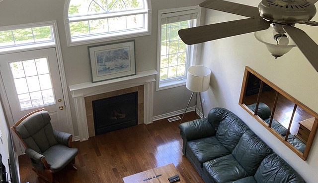 Minutes to slopes and downtown Thornbury. Pet Friendly family home with game rm.