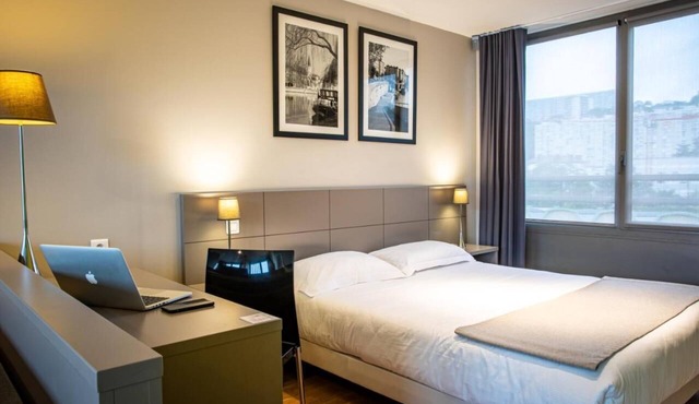 Minutes to Tête d'Or Park! Pet-friendly Suite with City View and Kitchenette!