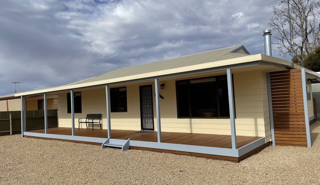 Minutes to the beach! Freshly renovated, stylish & modern.